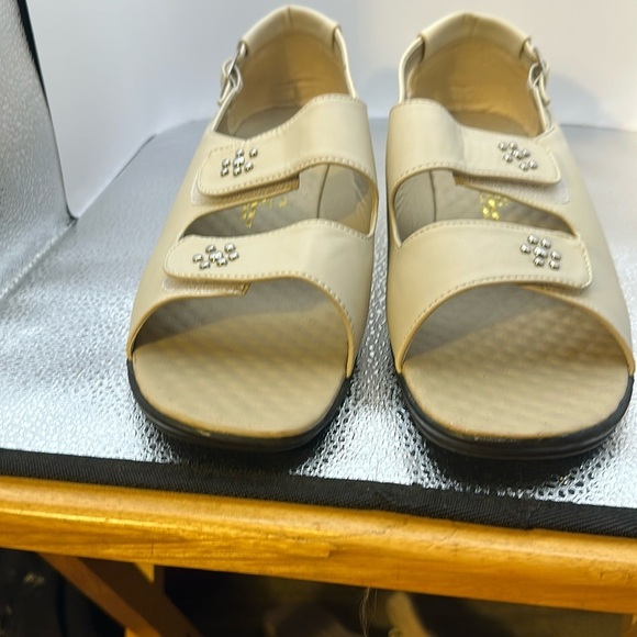 Brand new comfort, well sandals . Beautiful light tan. New without tags. 11 wide - Picture 1 of 12